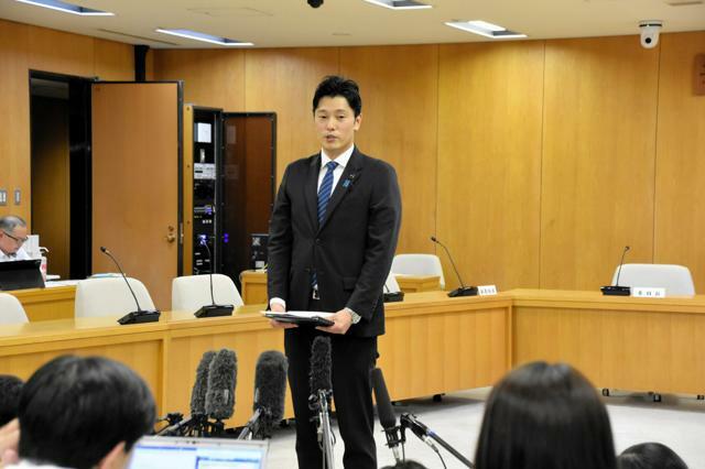 兵庫県議会の調査特別委員会終了後、報道陣の取材に応じる奥谷謙一委員長=2024年10月11日午後5時55分、神戸市中央区、添田樹紀撮影