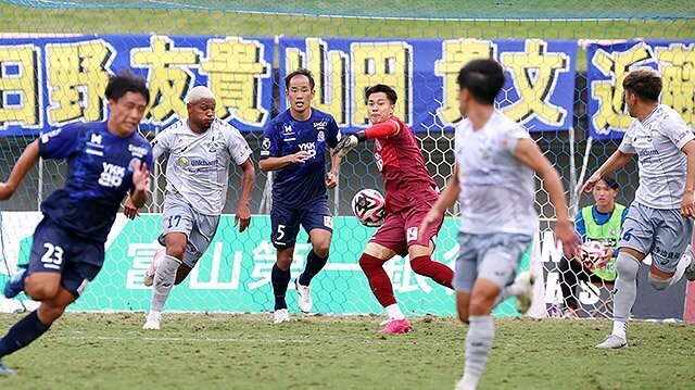 富山－今治　後半追加タイム、シュートをキャッチし素早くスローイングする富山のＧＫ田川