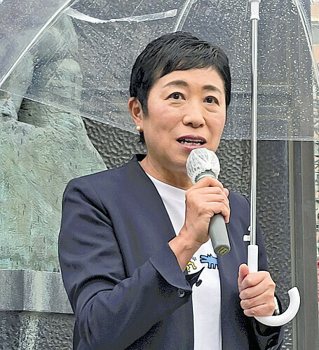 街頭演説する立憲民主党の辻元清美・代表代行（２３日、東京都板橋区で）