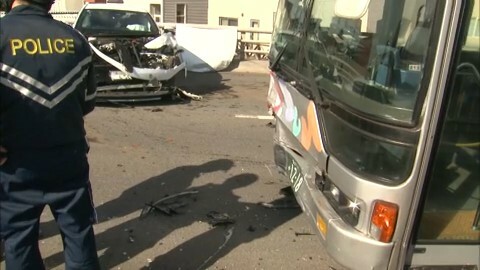 乗用車と衝突した路線バス