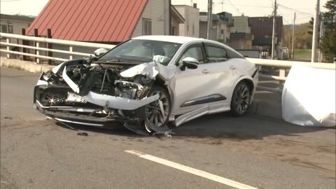 乗用車の前方部分は大破