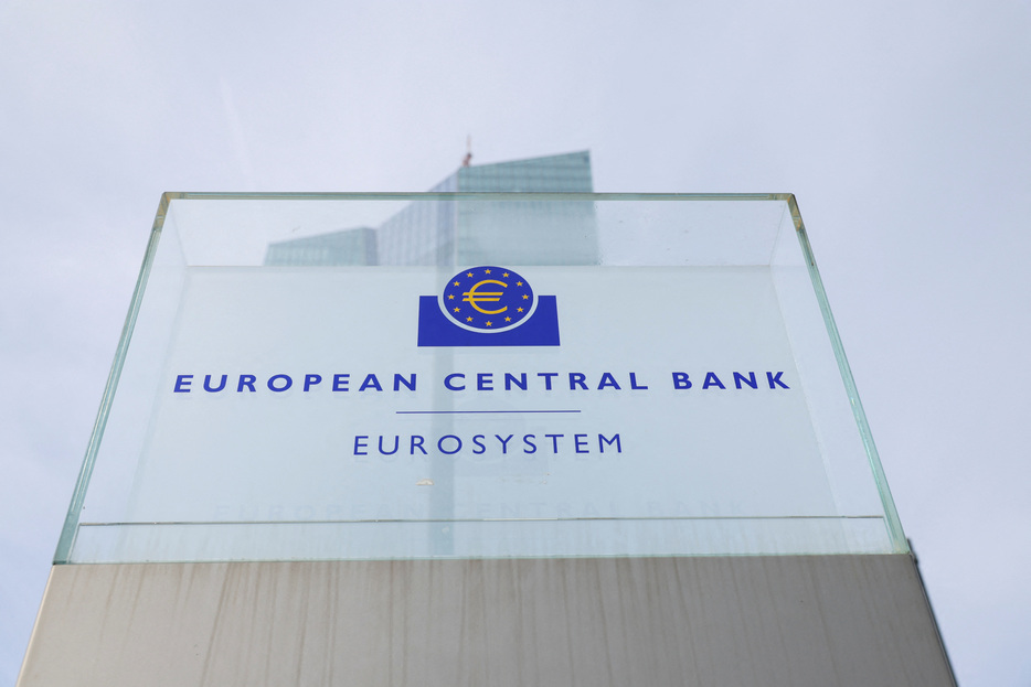 欧州中央銀行（ＥＣＢ）は１７日、経済成長や労働市場が鈍化しインフレ圧力が緩和するなか、今年３回目の利下げを決定、中銀預金金利を０．２５％ポイント引き下げ３.２５％とした。２０２３年３月撮影（２０２４年　ロイター/Heiko Becker）