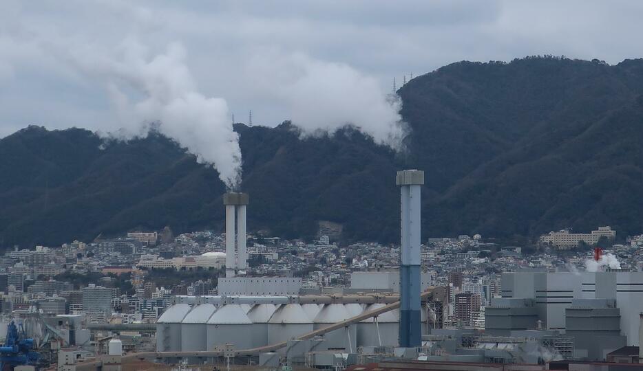 神戸製鋼所の高炉跡に建設された石炭火力発電所の3、4号機（右側）＝神戸市灘区で2023年2月16日、湯谷茂樹撮影