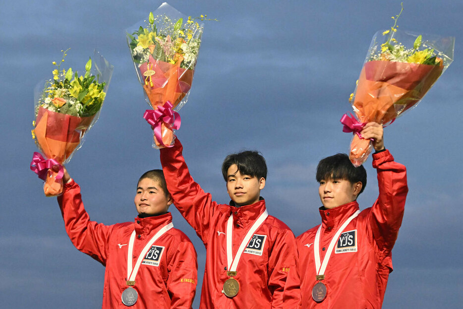 昨年のヤングジョッキーズシリーズは横山琉人（中央）が優勝