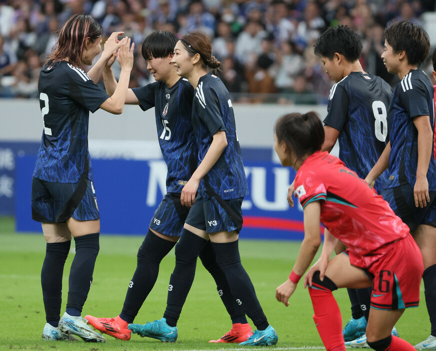 サッカー女子の国際親善試合。韓国戦の前半、ゴールを決めチームメートと喜ぶ藤野（左から２人目）＝２６日、東京・国立競技場