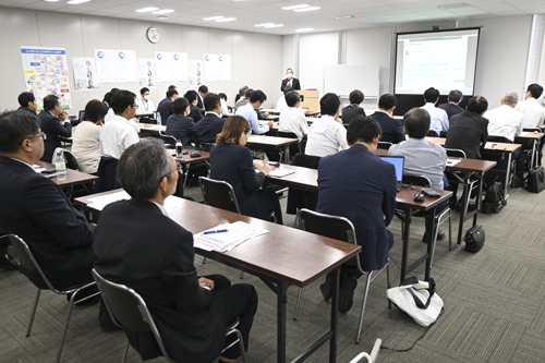 【セキュリティ診断について紹介する浜砂部門長（中央）＝津市羽所町のあいおいニッセイ同和損害保険三重支店で】