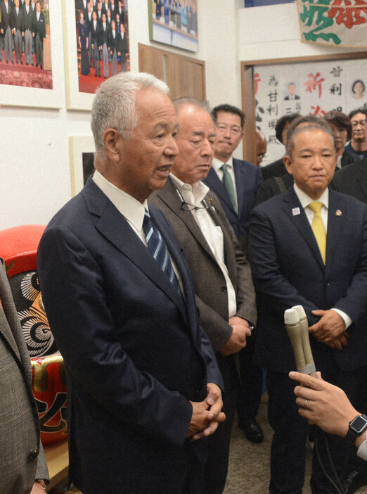 落選が確実となり、支援者に感謝の言葉を述べる甘利明氏（手前）＝相模原市南区の事務所で2024年10月27日午後10時24分、松浦吉剛撮影