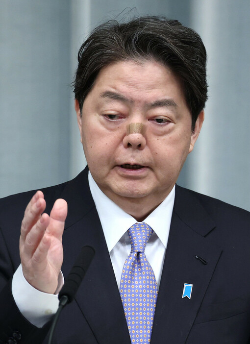 記者会見する林芳正官房長官＝２５日午前、首相官邸