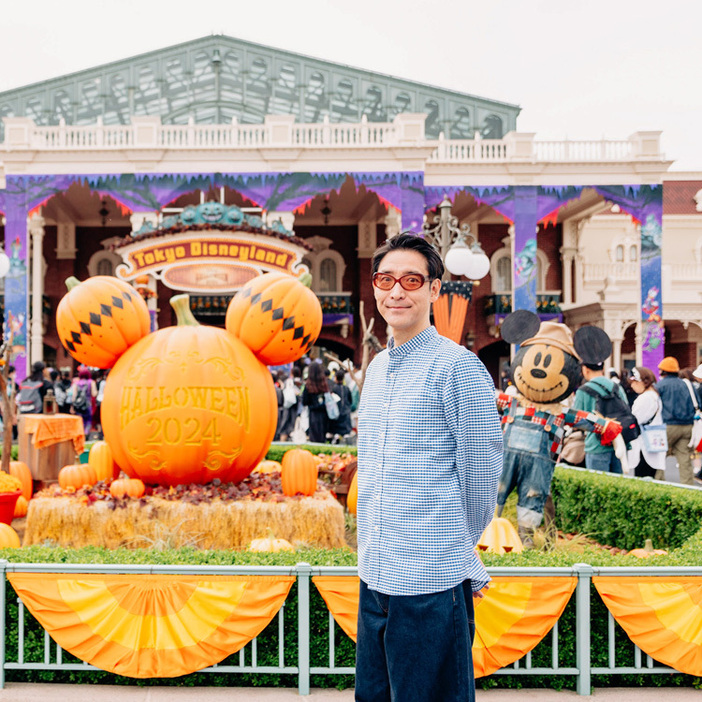 東京ディズニーランドのエントランスに設けられたハロウィーンのフォトスポット前で