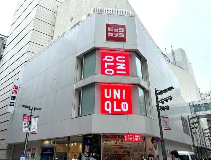 新宿駅東口・ビックロの跡地にオープンする「ユニクロ新宿本店」。巨大なサイネージに、ユニクロのロゴが回転する。