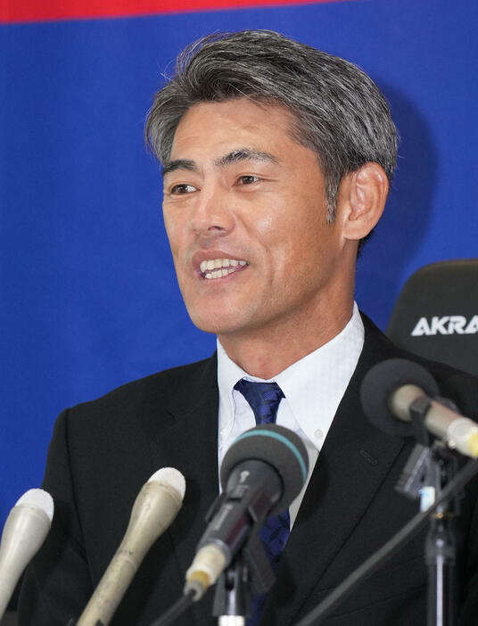 来季の中日野手総合コーチ就任が決まり会見する飯山（撮影・森本幸一）