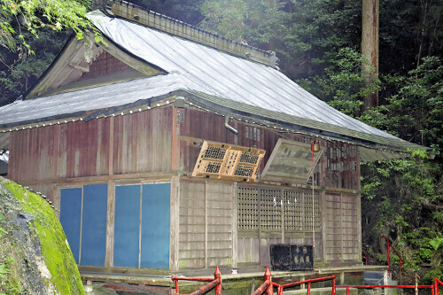 屋根の銅板が盗まれた厳島神社の社殿。現在は屋根が黒いフェルトで覆われている（２３日、栃木県足利市名草上町で）