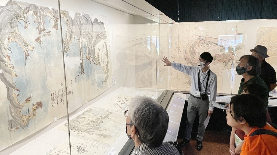 佐伯藩の絵図や古文書に見入る来館者ら＝佐伯市大手町の市歴史資料館