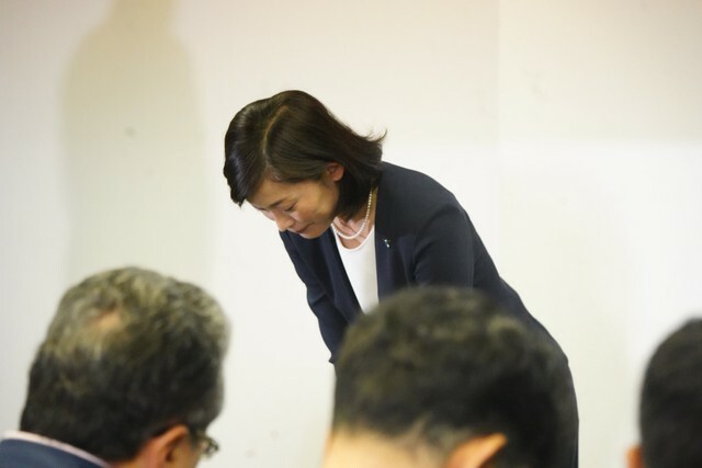 敗戦し、支援者に頭を下げる丸川珠代氏