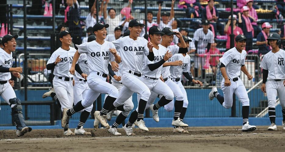 常葉大菊川―至学館　常葉大菊川を矢尾って優勝し、マウンドへ駆けだす大垣日大ナイン