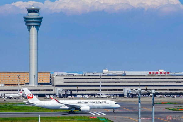 羽田空港。奥の建物が第1ターミナル（乗りものニュース編集部撮影）。