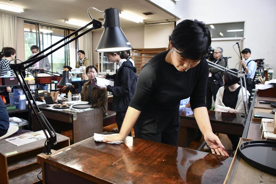 授業を再開し片付け作業をする、石川県立輪島漆芸技術研修所の生徒＝7日午前、石川県輪島市