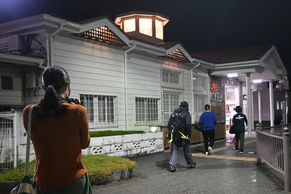 温かな光がともった駅舎＝静岡市駿河区のJR用宗駅