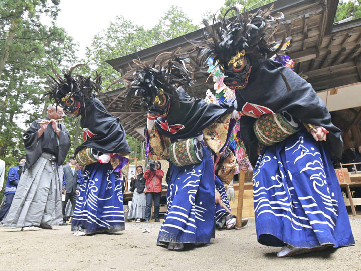 八坂神社に奉納された三匹獅子舞＝6日午前、川俣町