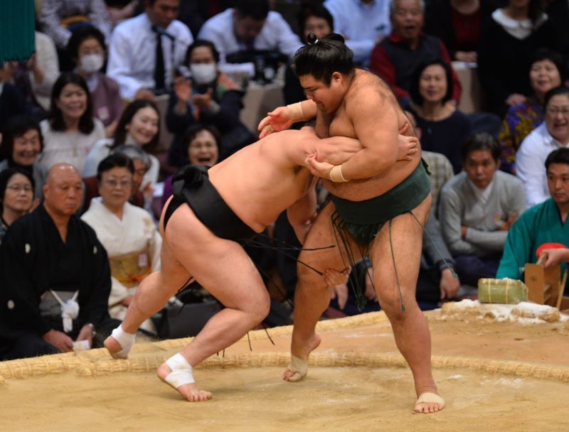 平成26年九州場所３日目、東３枚目の髙安は横綱日馬富士の勇み足で金星を獲得