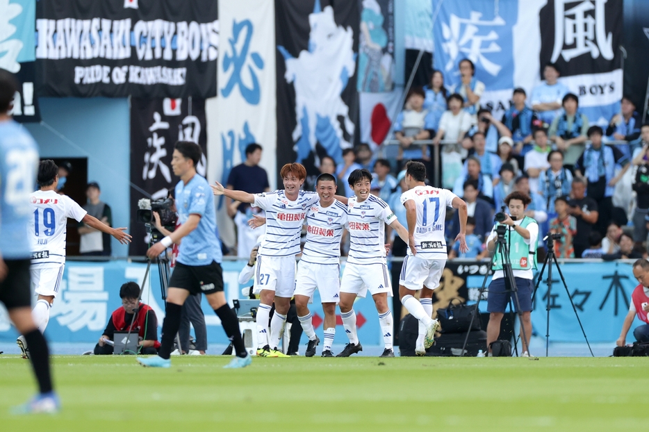 ゴールを決めた小見洋太を中心に新潟に歓喜の輪（写真◎J.LEAGUE）