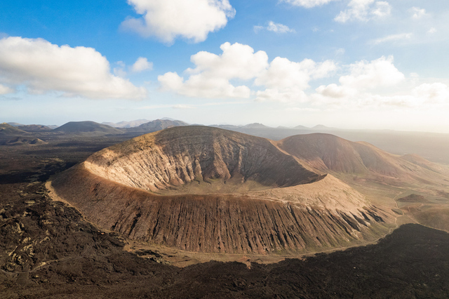 スペイン・カナリア諸島のランサローテ島にある広大な火山地帯「ティマンファヤ国立公園」の火口の一つ。火口の壁が、右手前は低く、中央奥が高い　photo by gettyimages