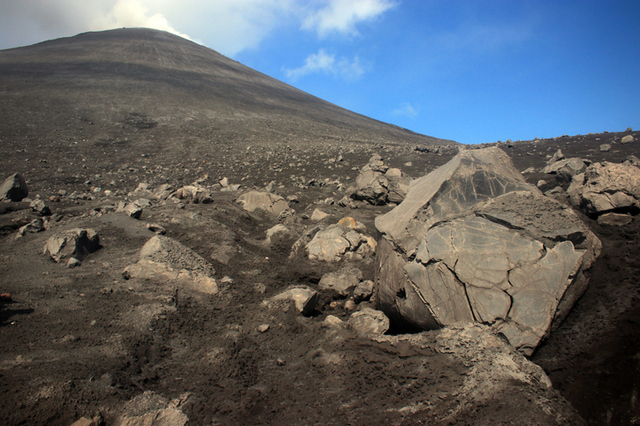 ロシア・カムチャッカ半島のカリムスキー火山の噴石　photo by getyimages