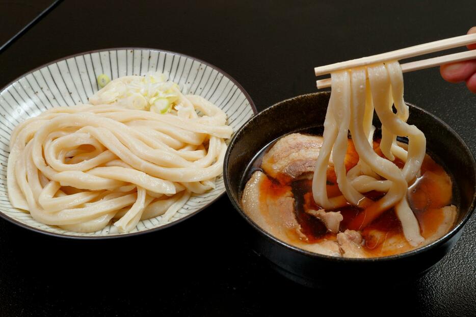 「武蔵野うどんあそび」の肉汁うどん990円は普通盛りの400グラムでも十分な量