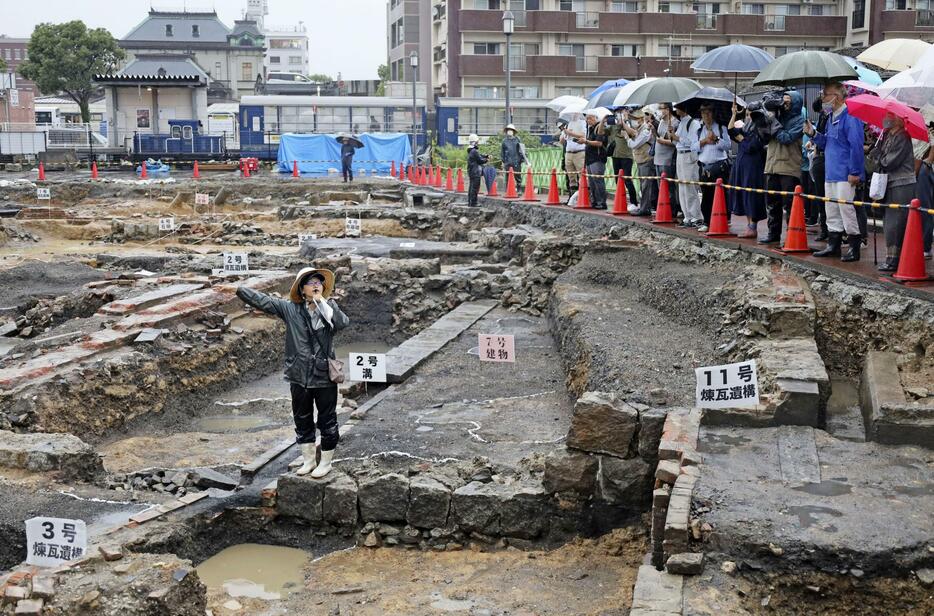 初代門司駅遺構の追加発掘調査結果に関する現地説明会＝19日午前、北九州市