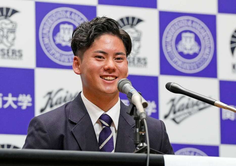 中日が交渉権を獲得し、会見で笑顔をみせる関大の金丸夢斗＝24日、大阪府吹田市（甘利慈撮影）