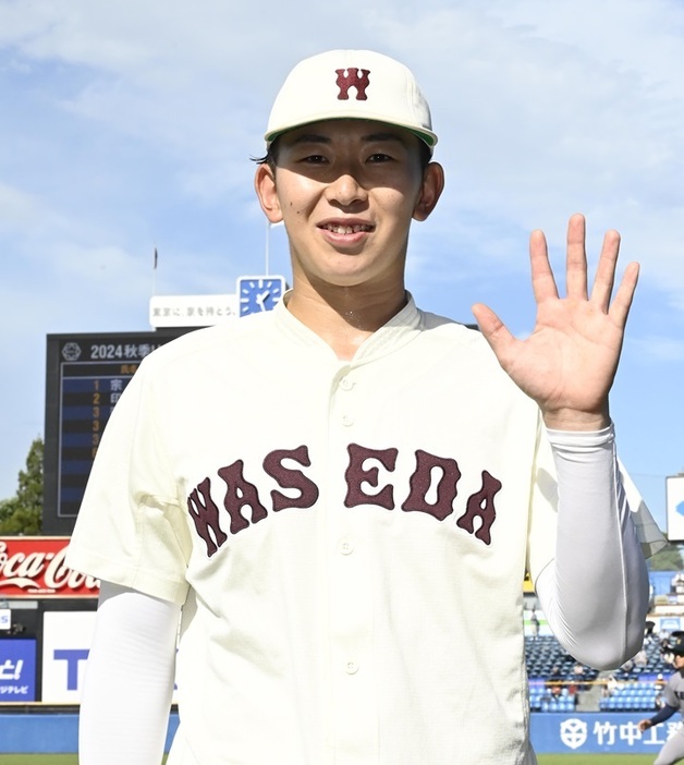 早大のエース・伊藤樹は今秋、5勝無敗。試合後は今シーズンの白星の数を手でポーズした[写真＝矢野寿明]