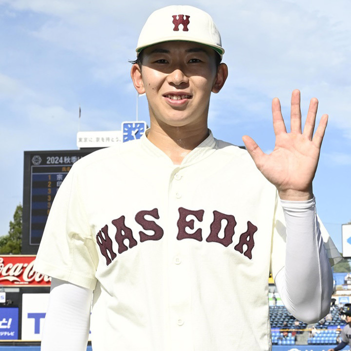 早大のエース・伊藤樹は今秋、5勝無敗。試合後は今シーズンの白星の数を手でポーズした[写真=矢野寿明]