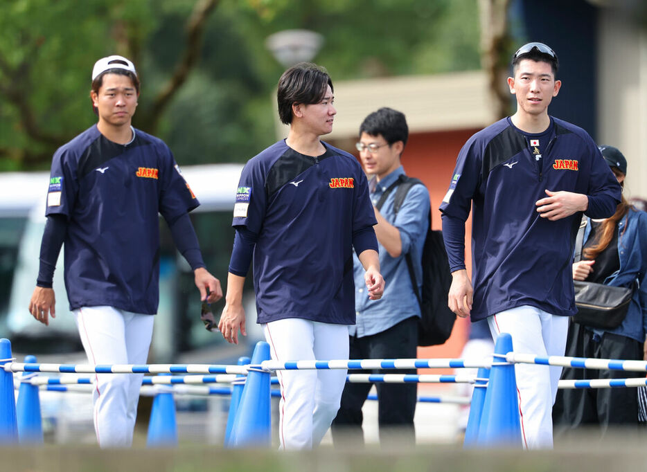 サブグラウンドに移動する（右から）戸郷翔征、井上温大、高橋宏斗（カメラ・小林　泰斗）