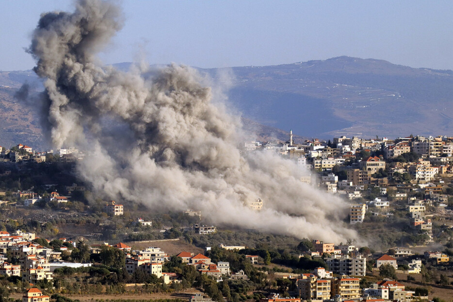 ２５日、イスラエルによる空爆後、市街地から煙が上がるレバノン南部ヒアム