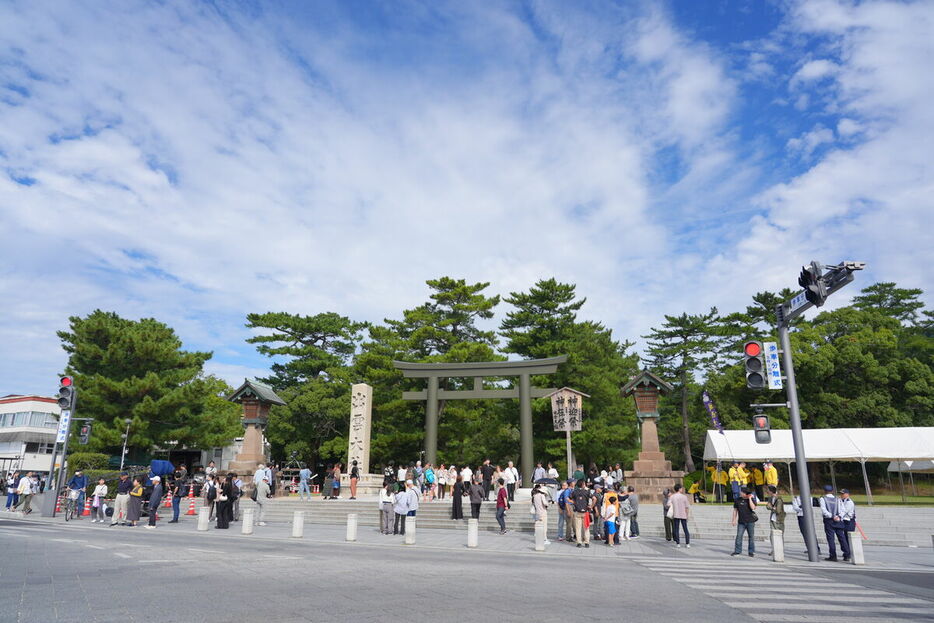 にぎわいを見せるスタート地点の出雲大社(カメラ・岡野　将大)