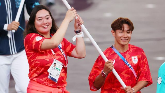 パリ五輪の閉会式でShigekix選手とともに旗手を務めた北口榛花選手(写真：長田洋平/アフロスポーツ)