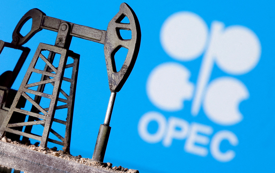 　１０月１４日、石油輸出国機構（ＯＰＥＣ）はた月報で、今年と来年の世界全体の石油需要見通しを引き下げた。写真はOPECのロゴと産油施設のイメージ（２０２４年　ロイター/Dado Ruvic）