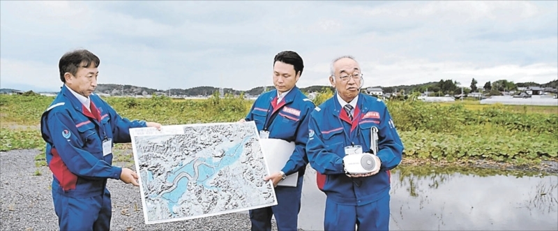 遊水地予定地で、事業の進捗状況を説明する福島河川国道事務所の担当者