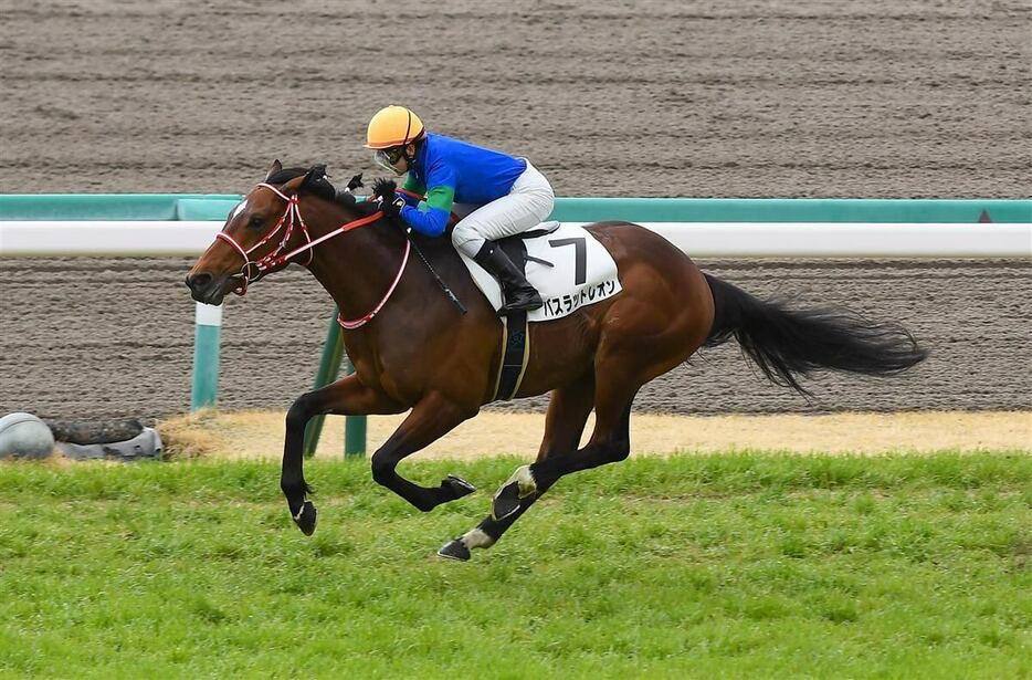 バスラットレオンに騎乗し、JRA初勝利を挙げた古川奈穂騎手＝2021年3月13日、阪神競馬場（撮影・岩川晋也）