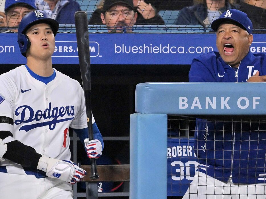 ドジャースのロバーツ監督と大谷翔平。現地時間10月5日からポストシーズンに臨む photograph by JIJI PRESS