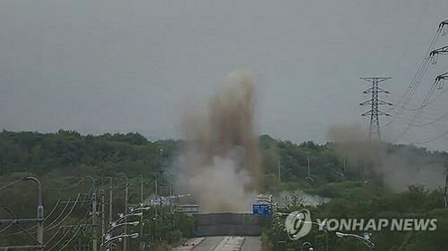 韓国軍の監視カメラが捉えた西側の京義線の道路が爆破される様子（合同参謀本部提供の映像より）＝（聯合ニュース）≪転載・転用禁止≫