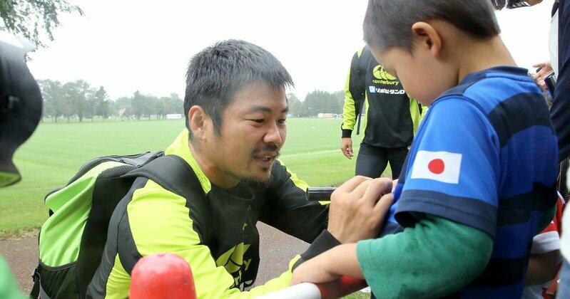 2019年ラグビーW杯前の網走合宿で子どもにサインをする田中史朗。合宿に参加した41名のうち、31名が本大会の登録メンバーとして発表される　Photo:SANKEI