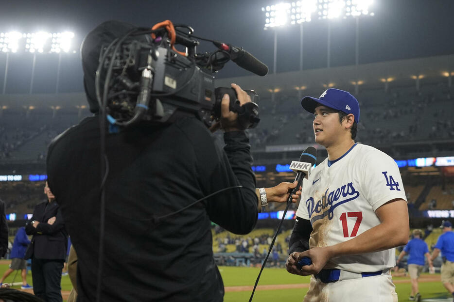 試合後、インタビューを受ける大谷翔平（AP）