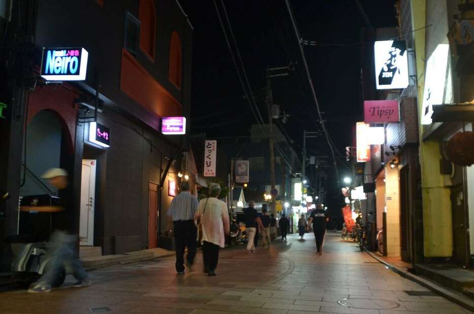 夜の味光路。メインストリートに飲食店のネオンが輝く＝和歌山県田辺市