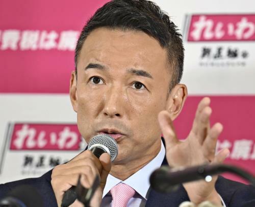 記者の質問に答えるれいわ新選組の山本代表（２７日午後９時１３分、東京都新宿区で）＝杉本昌大撮影