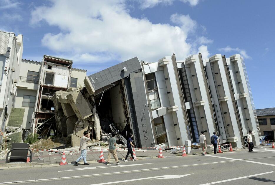 能登半島地震で倒壊し、横倒しのままとなっている石川県輪島市のビル＝9月