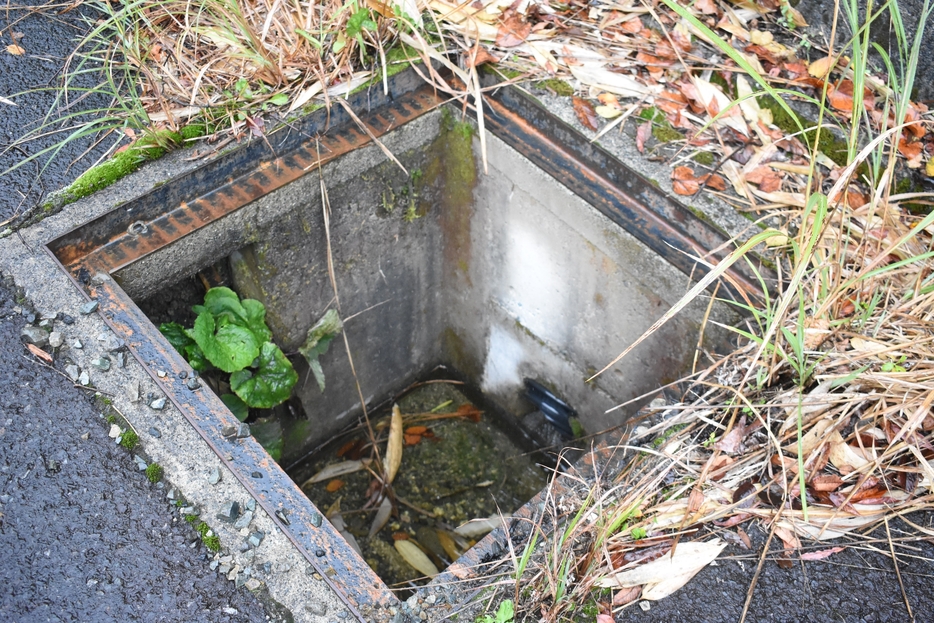 グレーチングが盗難された現場=岡山県津山市で