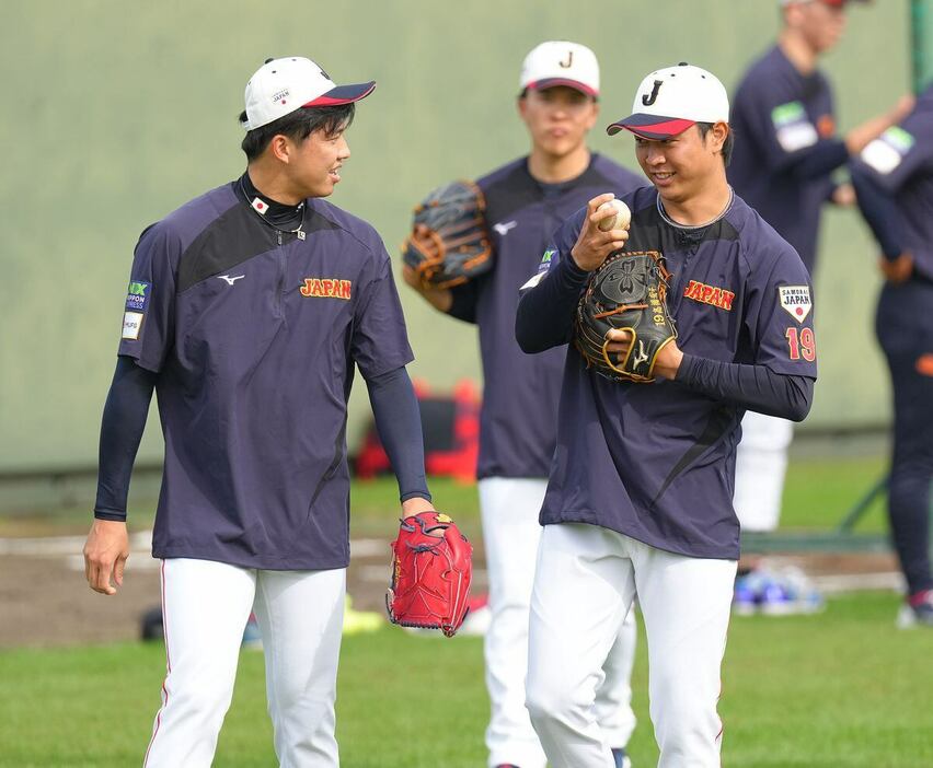 中日・高橋宏斗とキャッチボールへ向かう阪神・才木浩人＝清武総合運動公園（撮影・松永渉平)