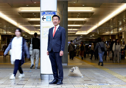 落選から一夜明け、ＪＲ立川駅前であいさつする小田原潔さん（２８日午前、東京都立川市で）＝大金史典撮影