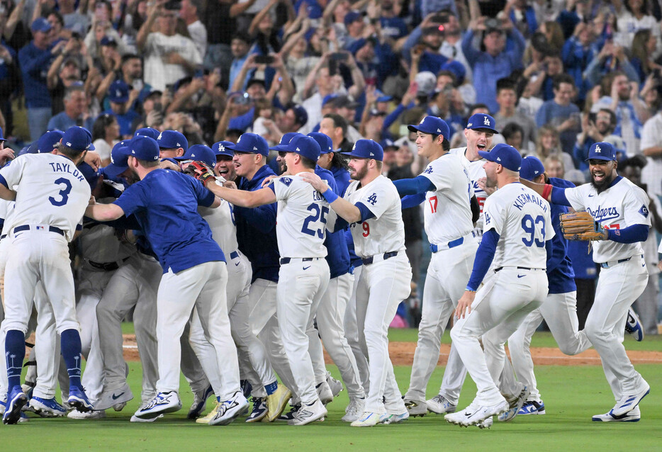 ワールドシリーズ進出を決め、喜ぶドジャースの大谷（右から４人目）ら＝２０日、ロサンゼルス